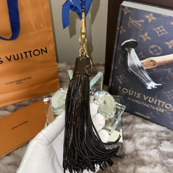 LOUIS VUITTON Signature Leather Tassel Bag Charm EUC MP1768 - Picture 1 of 7